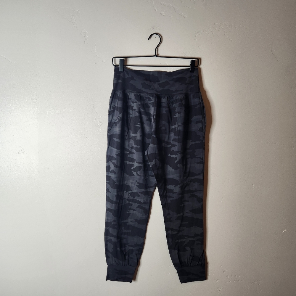 Athleta Salutation Camo Jogger Size Medium - Picture 4 of 9